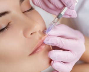 Aplicação de Botox nos lábios